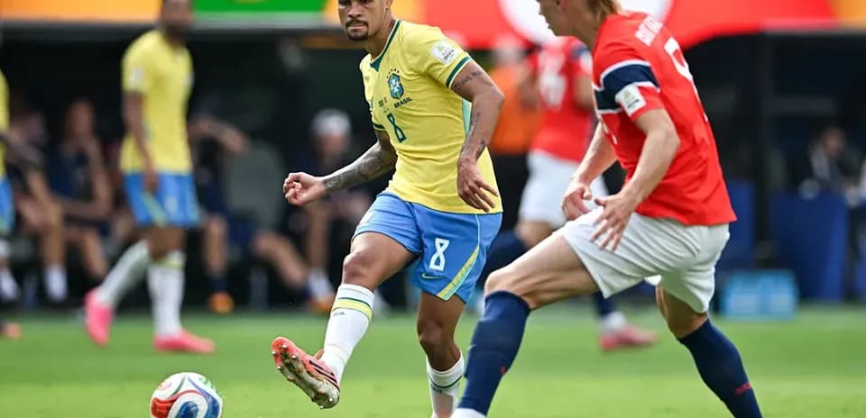 Jugador de Brasil pasando el balón en el partido