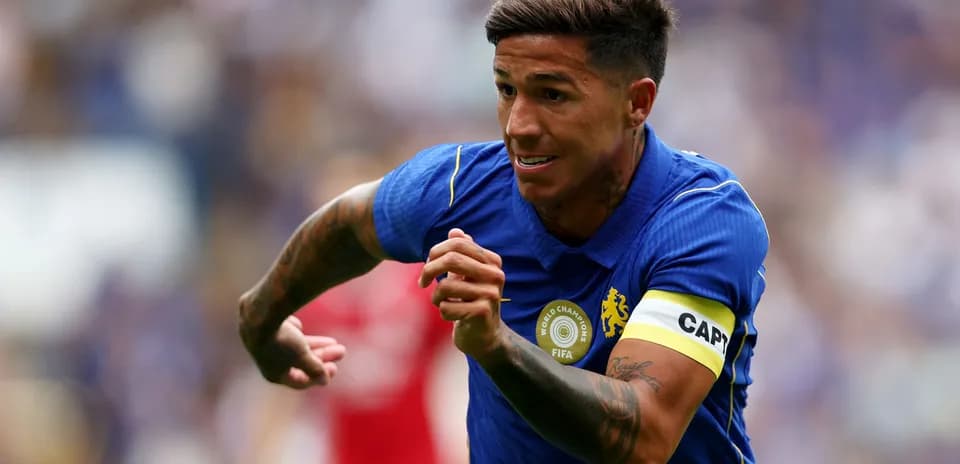 Jugador corriendo con camiseta azul y cinta de capitán