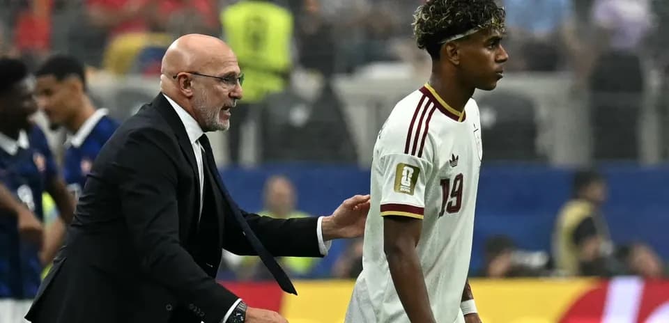 Entrenador hablando con jugador tras el partido
