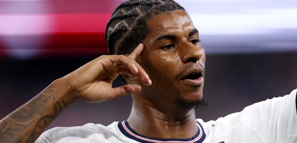 Jugador celebrando con gesto durante el partido
