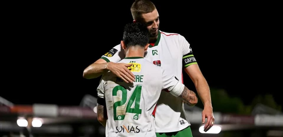 Jugadores abrazándose tras el partido