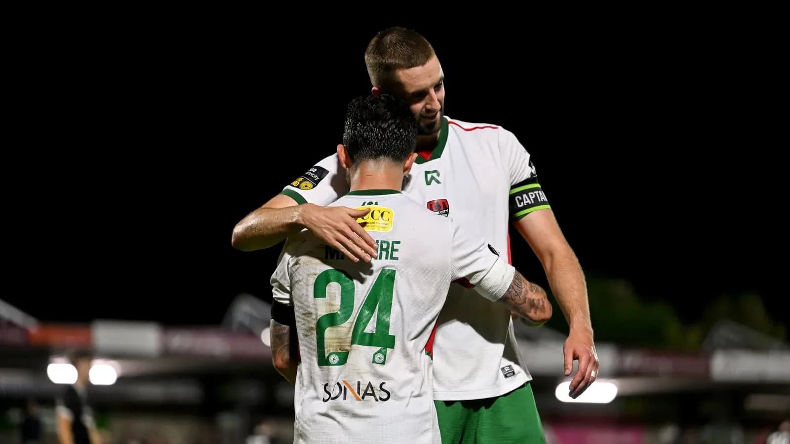 Jugadores abrazándose tras el partido