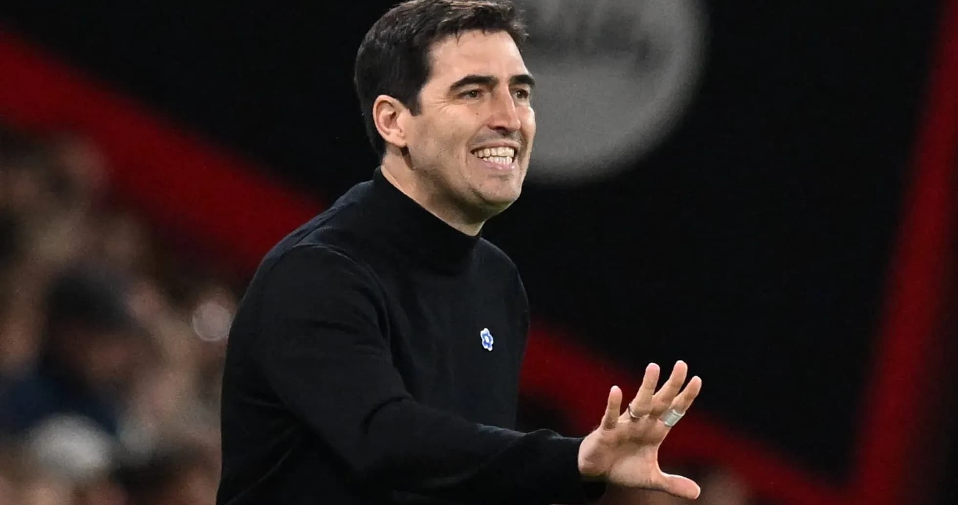 Entrenador dando indicaciones durante un partido