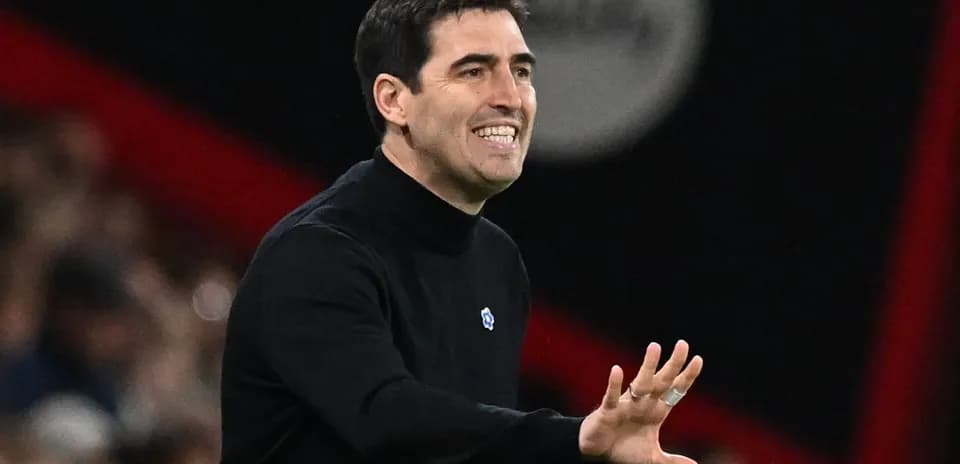 Entrenador dando indicaciones durante un partido