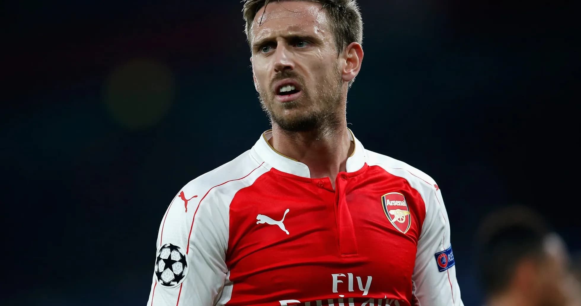 Jugador de Arsenal en acción durante un partido