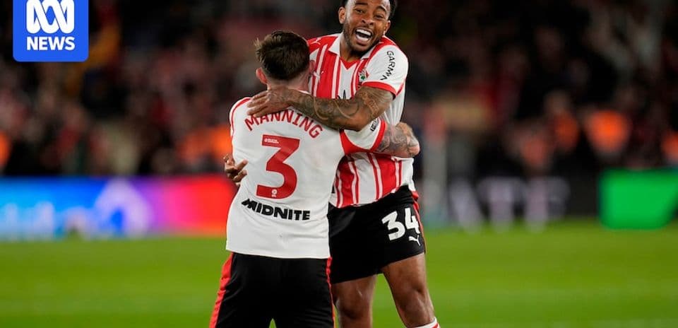 Jugadores celebrando un momento en el partido
