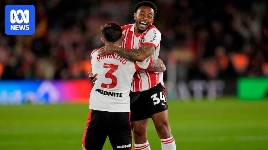 Jugadores celebrando un momento en el partido