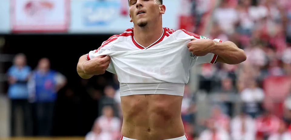 Jugador quitándose la camiseta en el campo