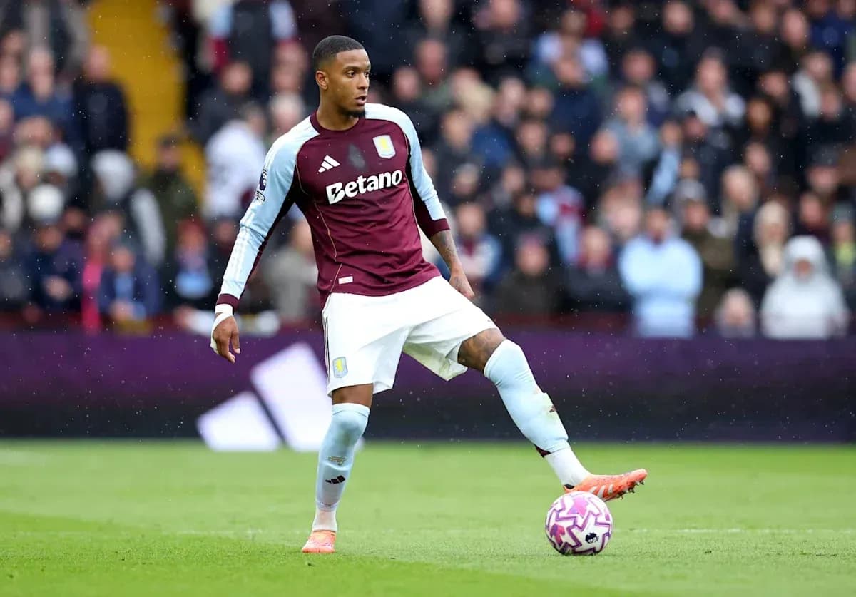 Jugador de Aston Villa controlando el balón en el campo
