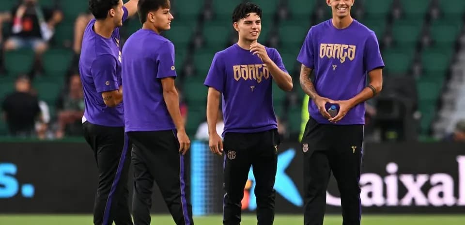 Cuatro jugadores entrenando en el campo de fútbol
