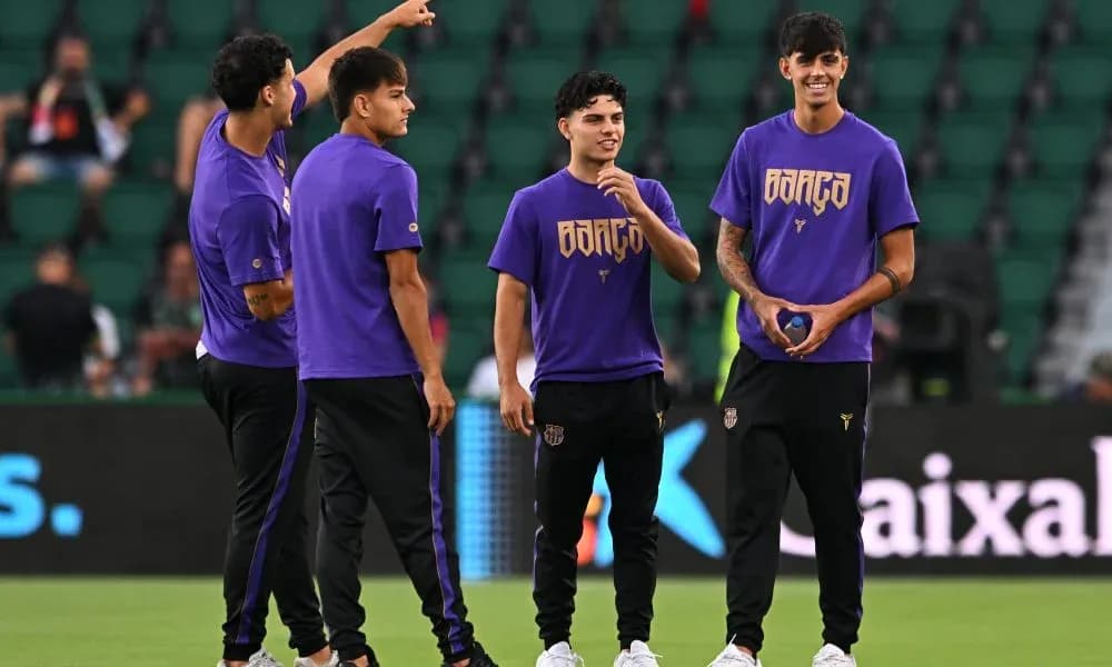 Cuatro jugadores entrenando en el campo de fútbol