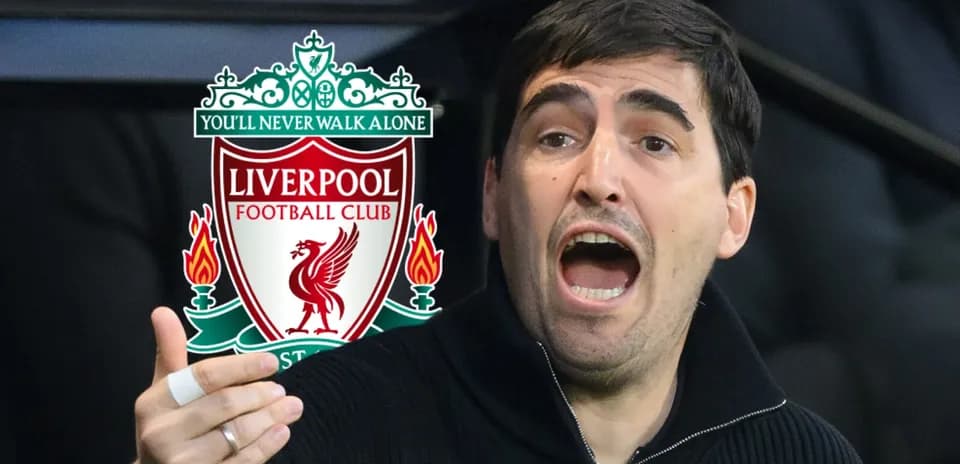Entrenador gesticulando frente al logo de Liverpool