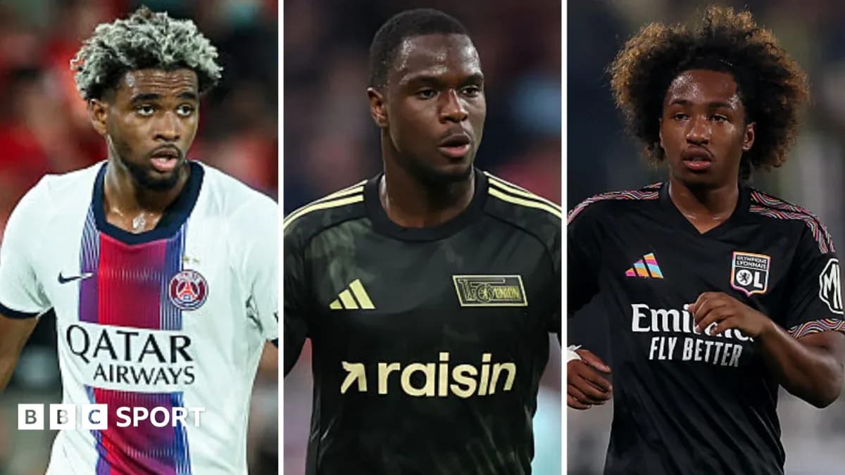 Tres futbolistas en acción durante un partido