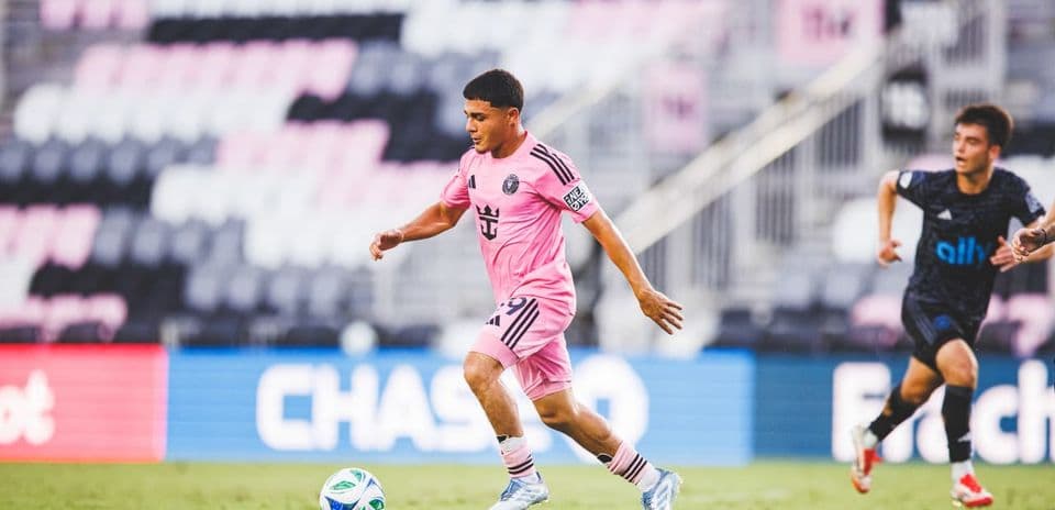 Jugador de Inter Miami II en acción durante el partido