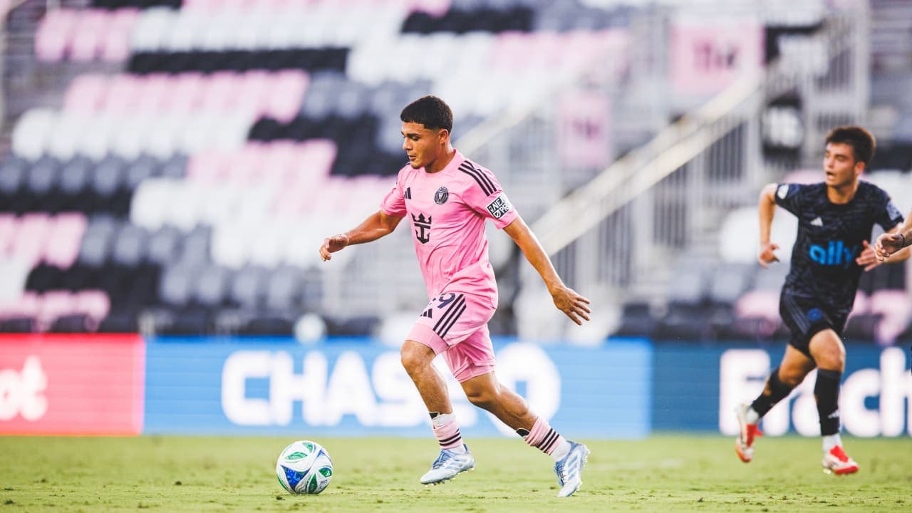 Jugador de Inter Miami II en acción durante el partido