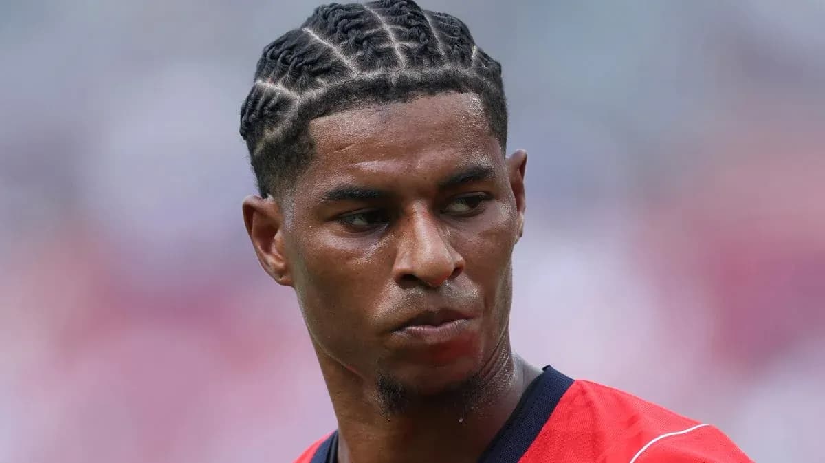 Jugador con trenzas durante un partido de fútbol
