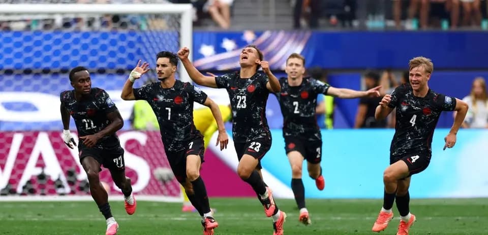 Jugadores celebrando un gol durante un partido