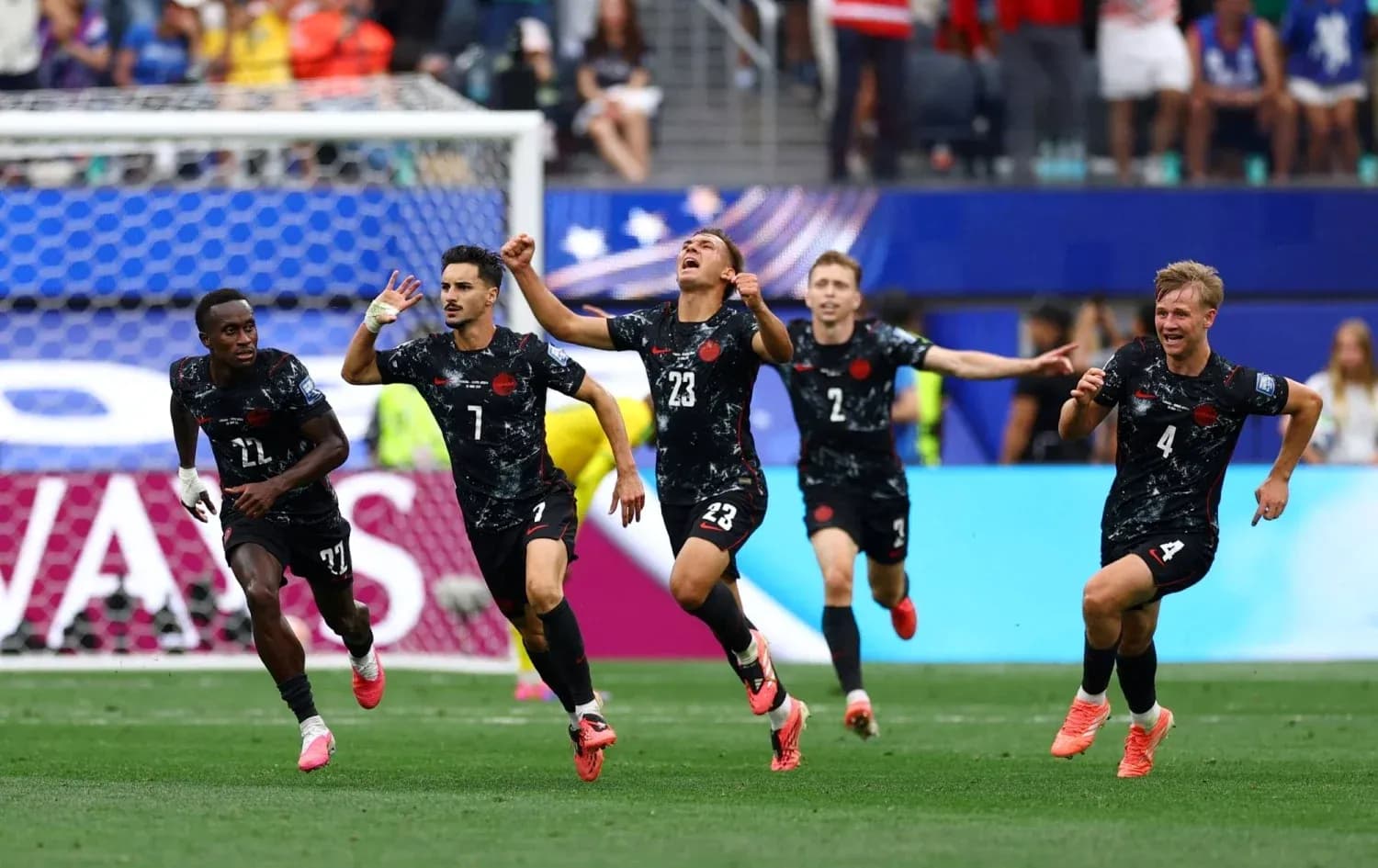 Jugadores celebrando un gol durante un partido
