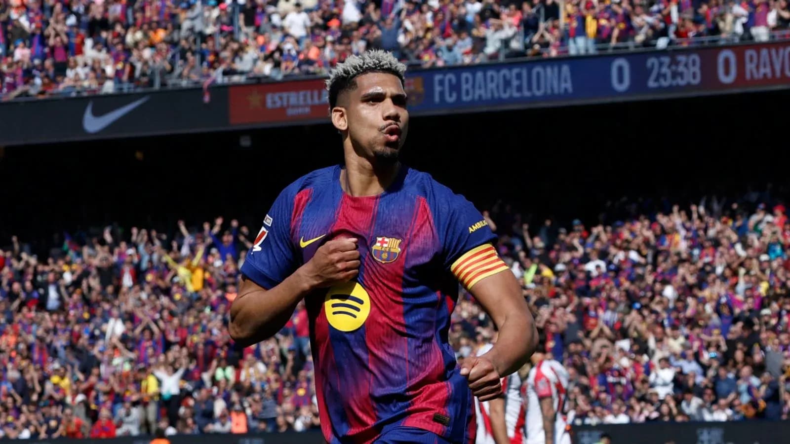 Jugador de FC Barcelona celebrando un gol en el estadio