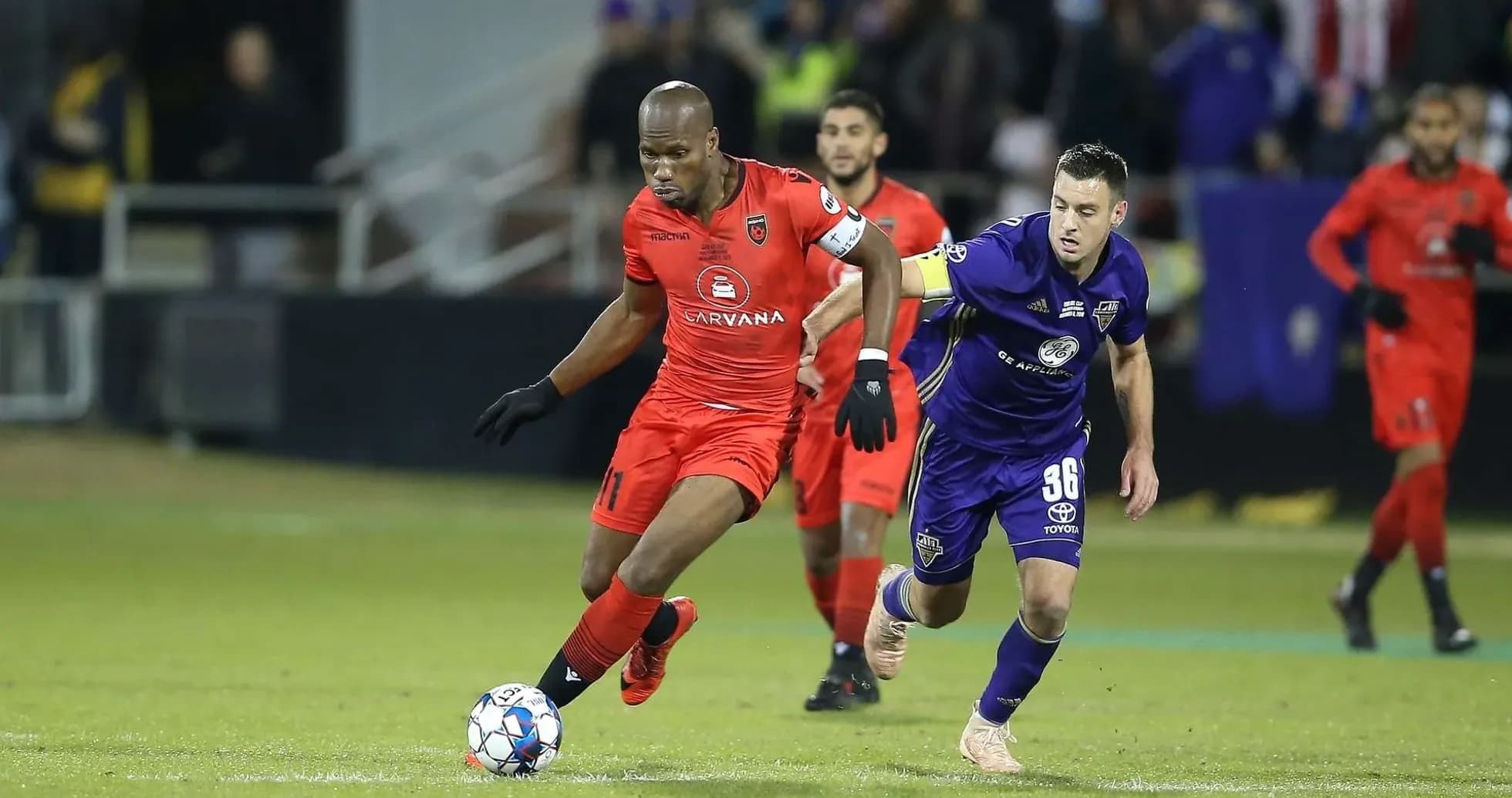 Jugador de Phoenix Rising con el balón