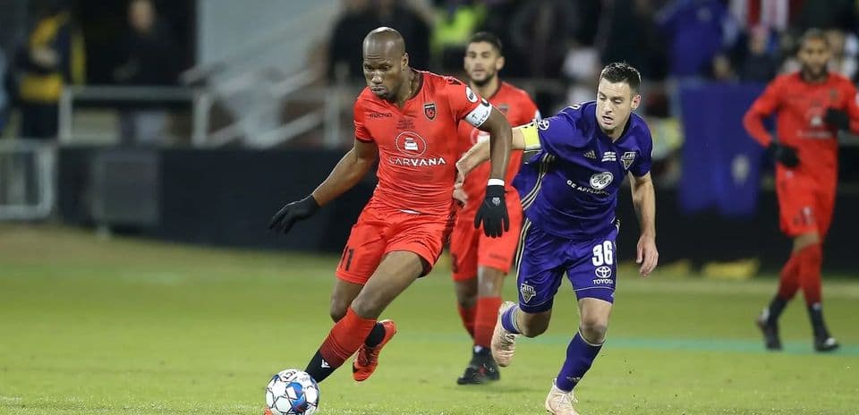 Jugador de Phoenix Rising con el balón