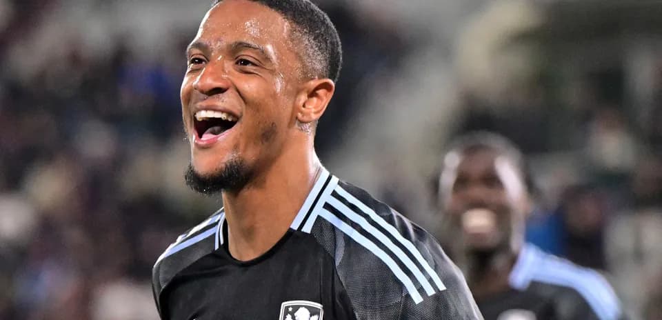 Jugador celebrando en uniforme de portero durante partido