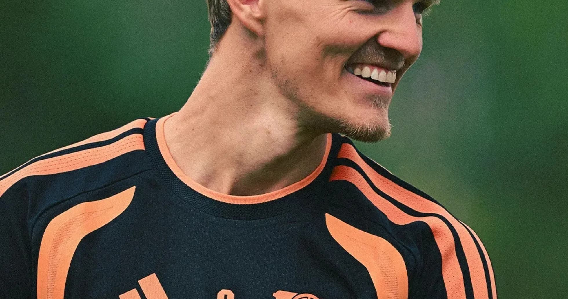 Jugador sonriente en entrenamiento de fútbol