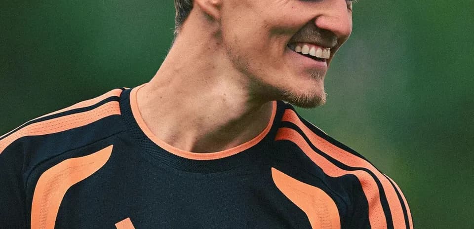 Jugador sonriente en entrenamiento de fútbol