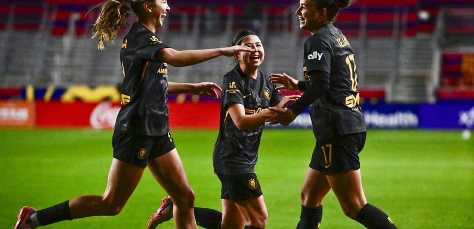 Jugadoras celebrando un gol en el partido