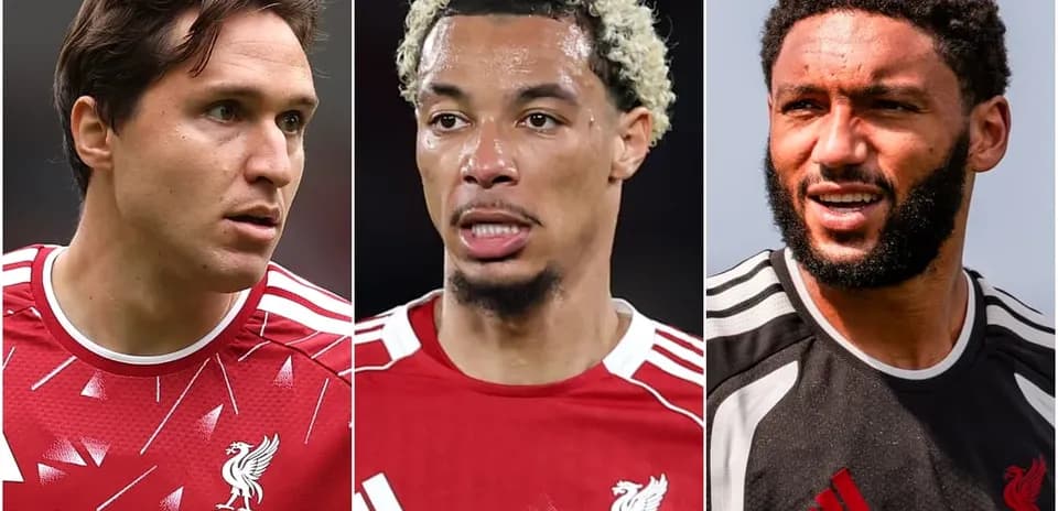 Tres jugadores de Liverpool posando en uniforme rojo