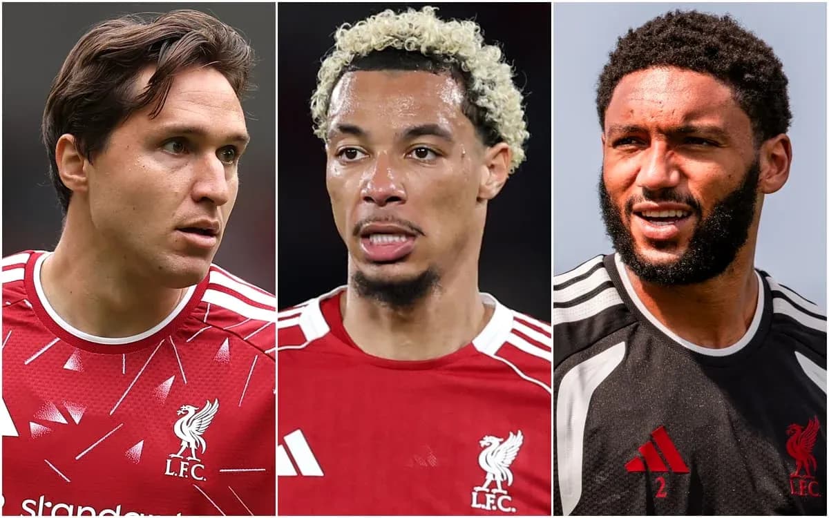 Tres jugadores de Liverpool posando en uniforme rojo