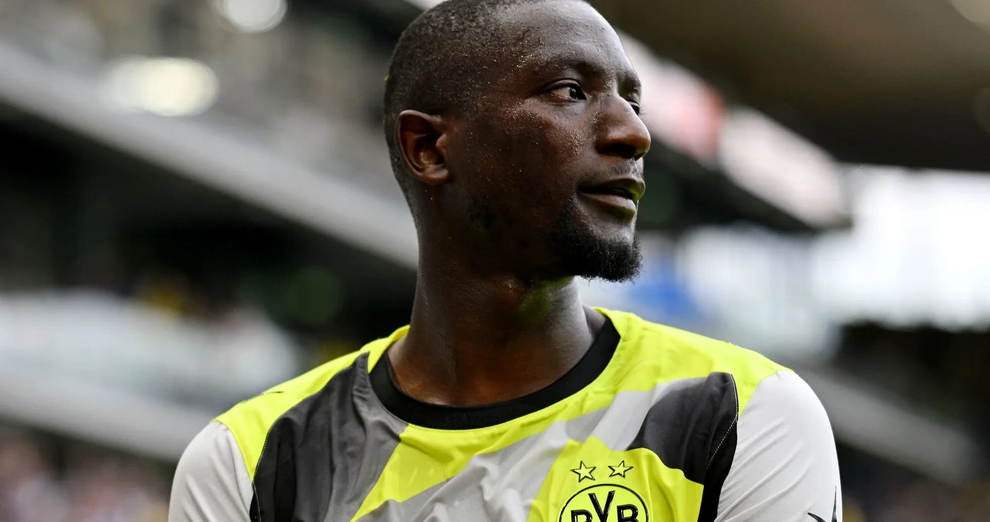 Jugador con camiseta de Borussia Dortmund en el campo
