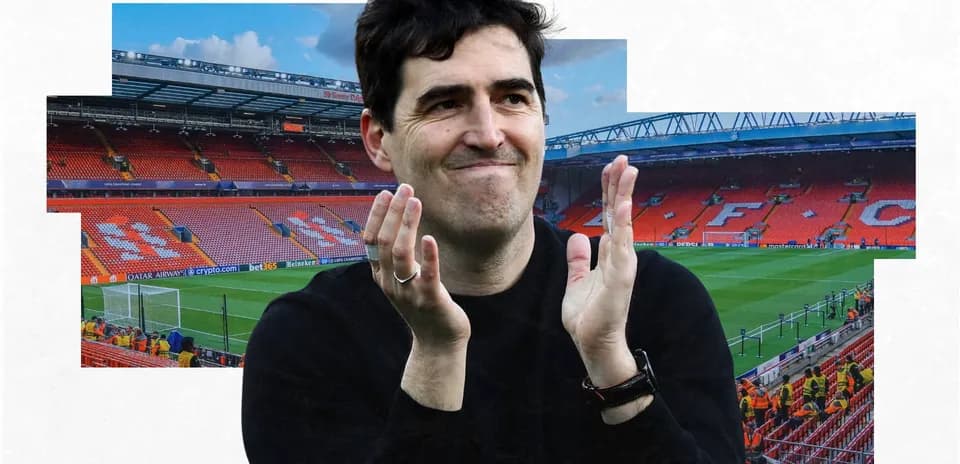 Hombre aplaudiendo en el estadio Anfield vacío