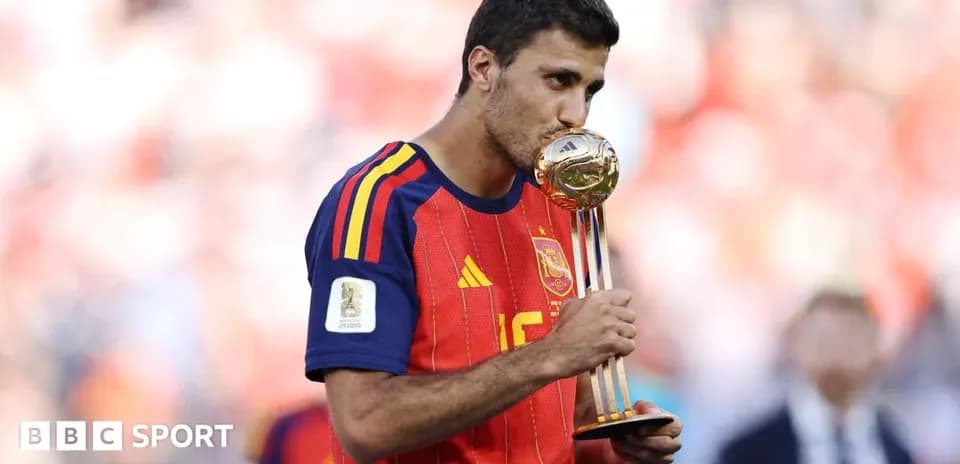 Jugador de España besando el trofeo de la Copa