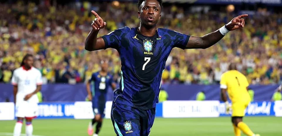 Vinicius Jr. celebrando un gol con Brasil en el estadio