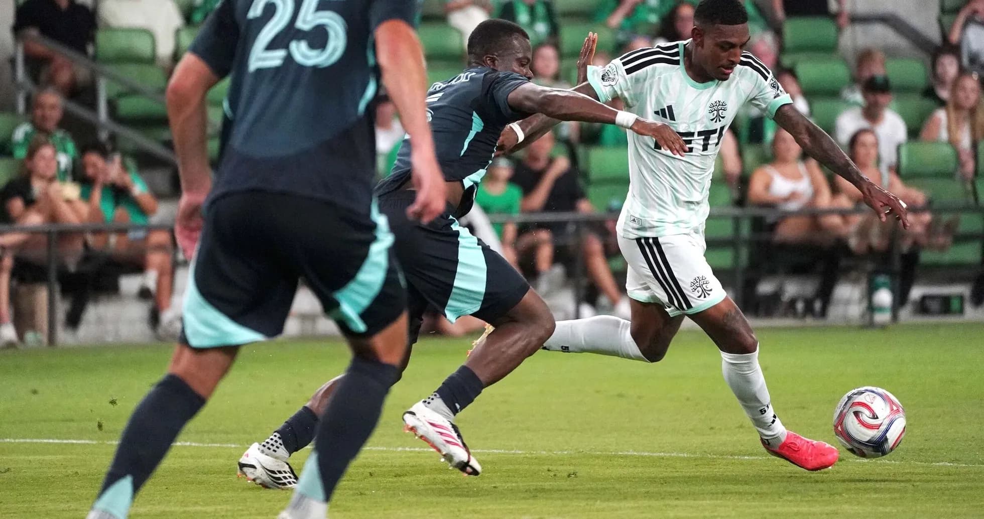 Jugador de Austin driblando contra Seattle Sounders