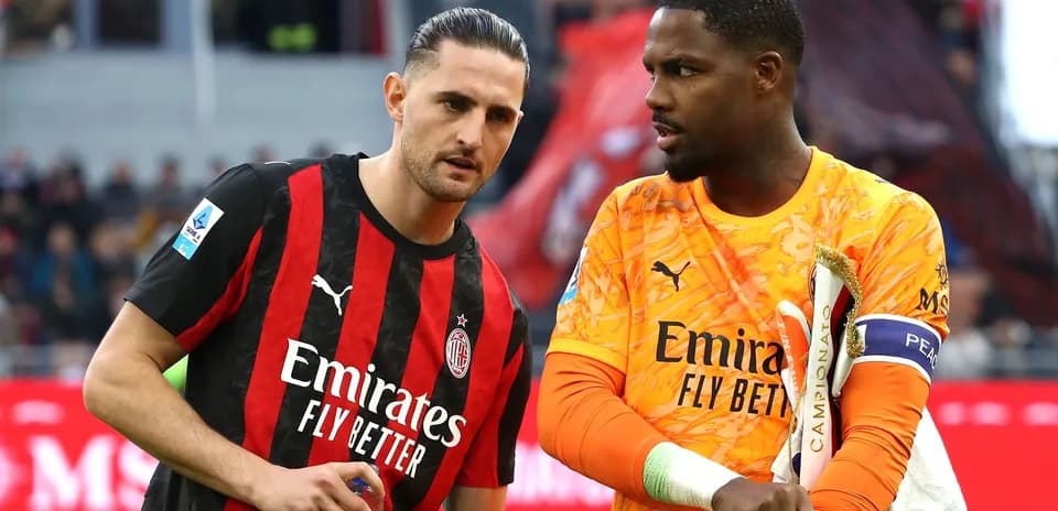 Jugadores de AC Milan conversando en el campo
