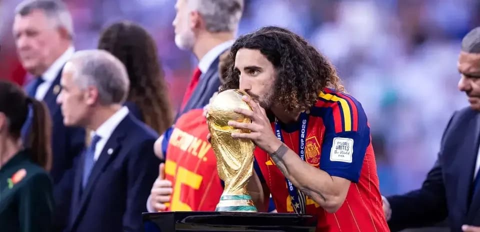 Jugador besando el trofeo de la Copa del Mundo