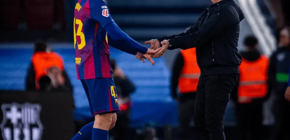 Jugador del FC Barcelona saludando al entrenador