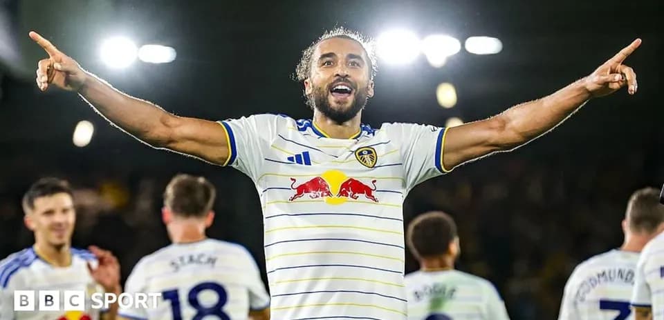 Jugador de Leeds United celebra con los brazos en alto