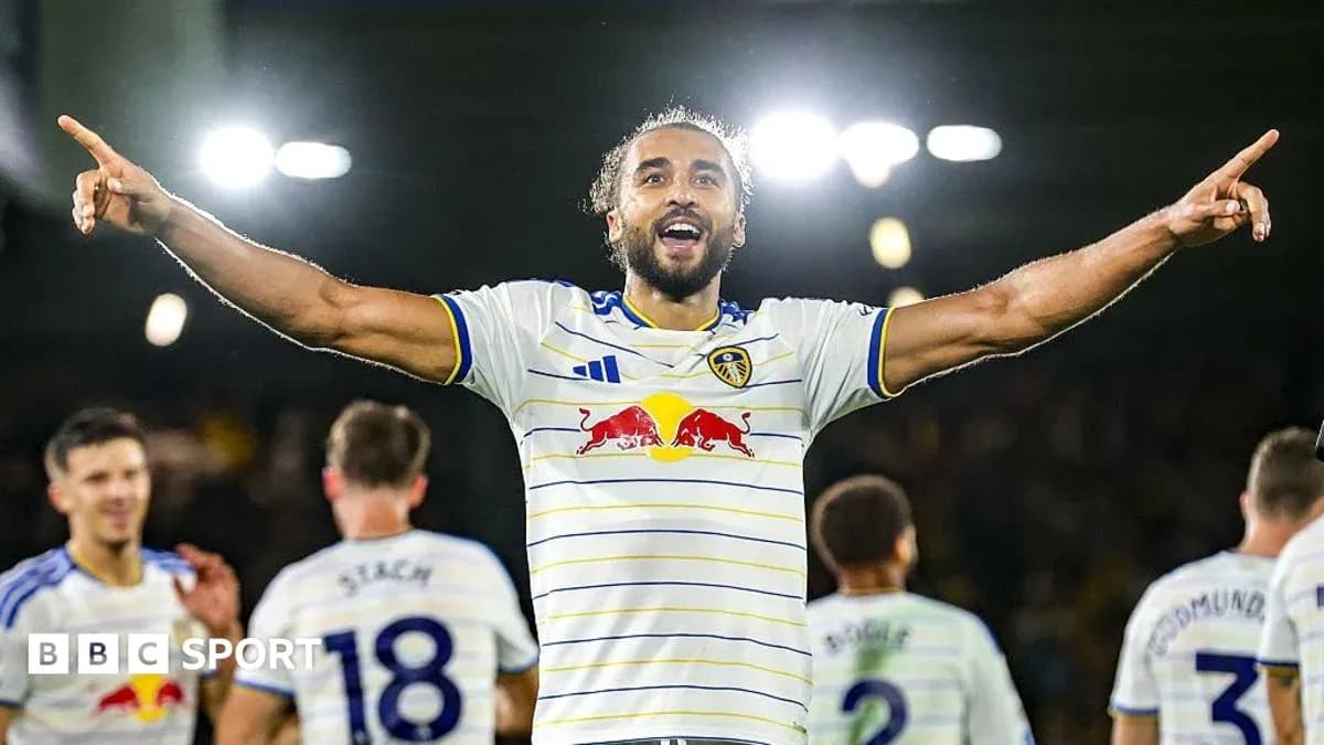 Jugador de Leeds United celebra con los brazos en alto Jugador de Leeds United celebra con los brazos en alto