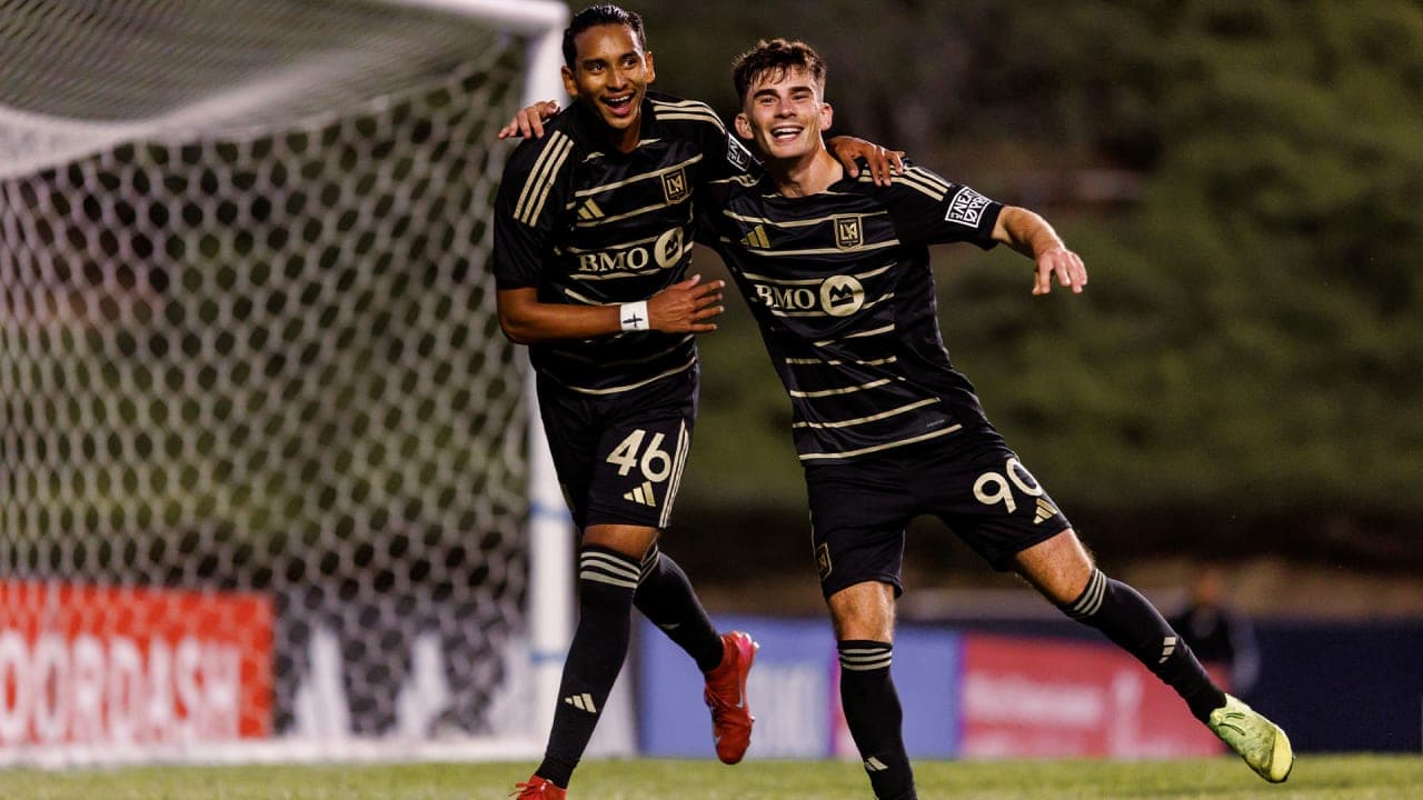 Jugadores de Los Angeles FC II celebrando un gol