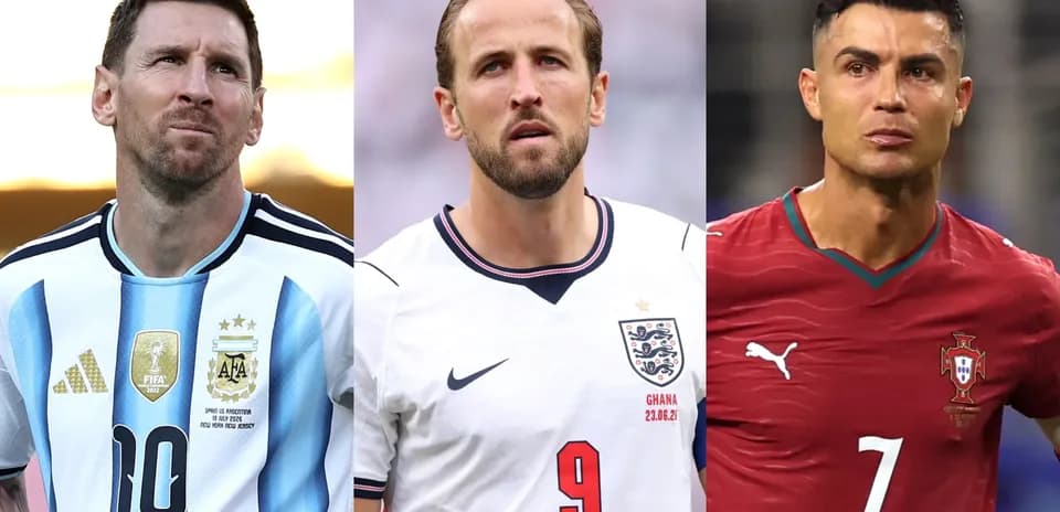 Tres jugadores de fútbol en sus camisetas nacionales
