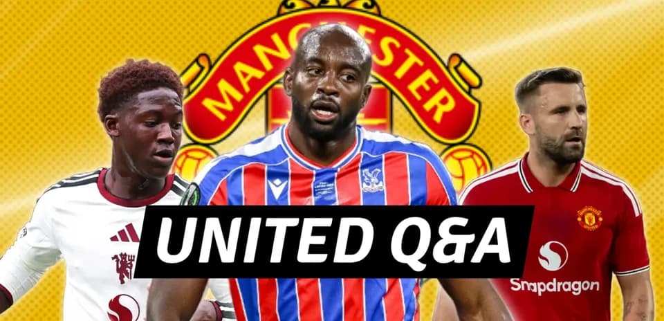 Jugadores de fútbol con logo de Manchester United de fondo
