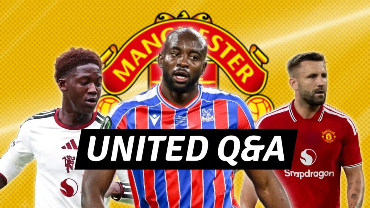 Jugadores de fútbol con logo de Manchester United de fondo