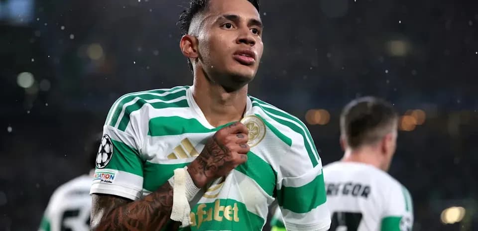 Jugador de Celtic celebrando en el campo de fútbol