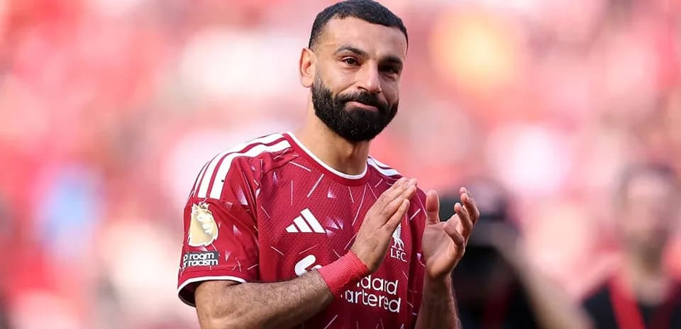 Jugador aplaudiendo en el estadio con camiseta de Liverpool