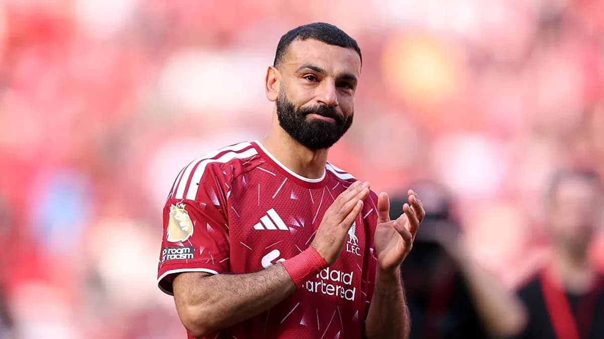Jugador aplaudiendo en el estadio con camiseta de Liverpool