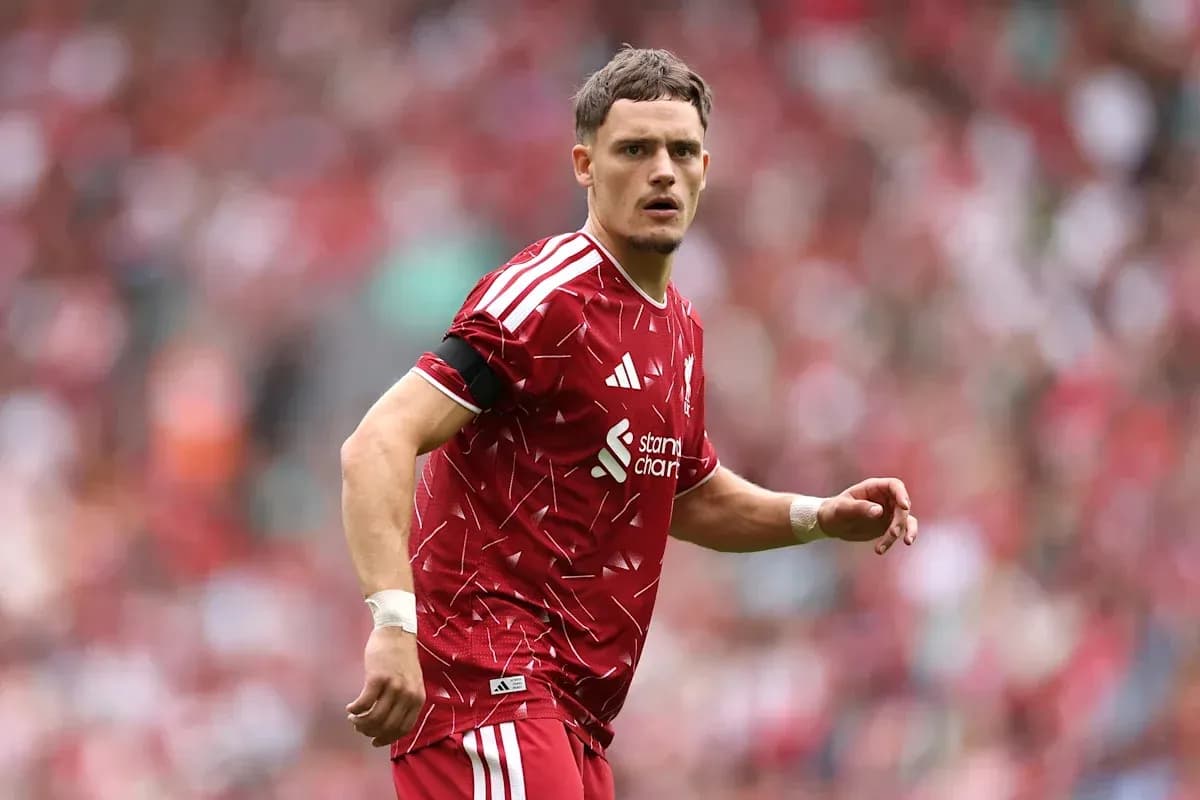 Jugador de Liverpool en acción durante el partido