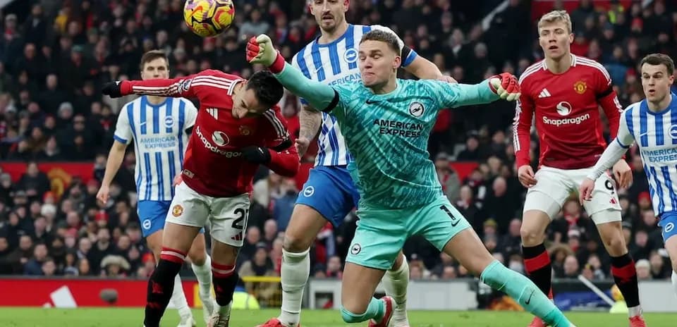 Acción entre Brighton y Manchester United en partido